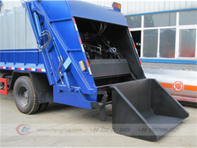 Garbage compactor vehicle Isuzu
