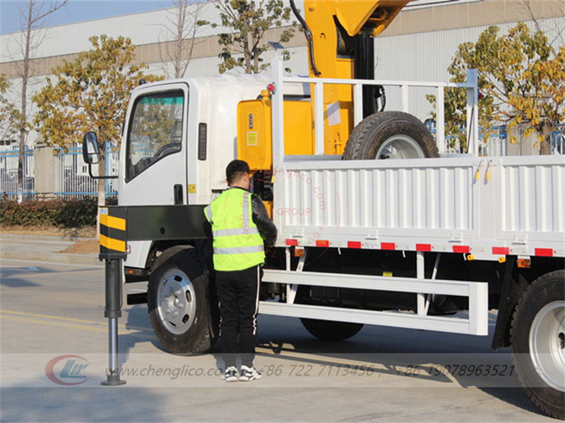 Isuzu crane truck NPR