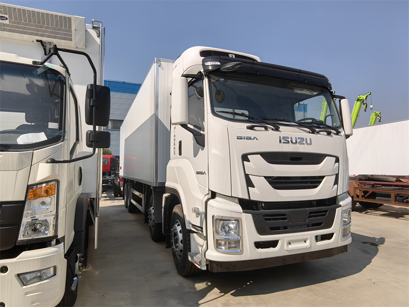 Dual-temperature refrigerated truck